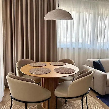 Luxury Risus With Free Private Parking