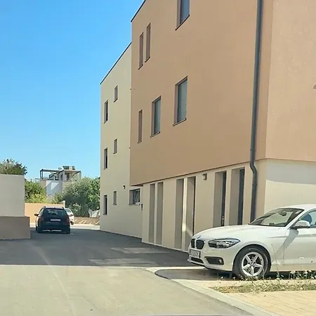 Luxury Risus With Free Private Parking